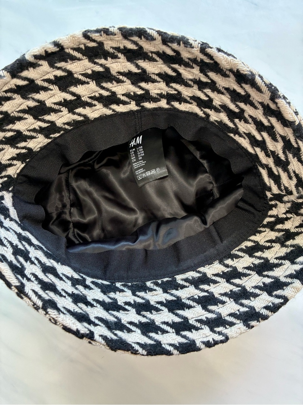 H&M Black & White Houndstooth Bucket Hat - Picture 3 of 3